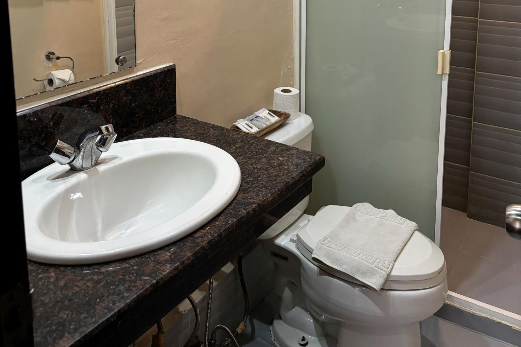 Sugbutel Family Hotel Себу Номер фото